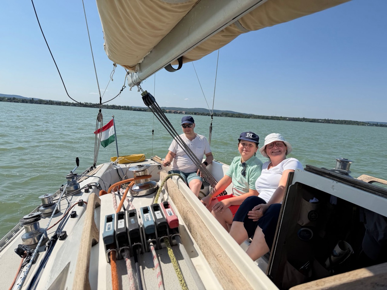 Vitorlázás a Balatonon a Jackpot fedélzetén