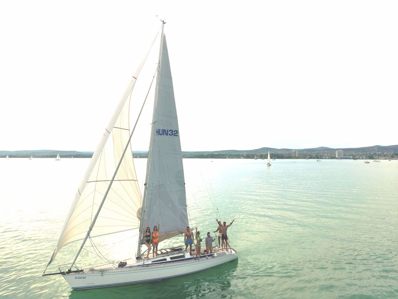 Drónfelvétel a vitorlázó Jackpotról a Balatonon