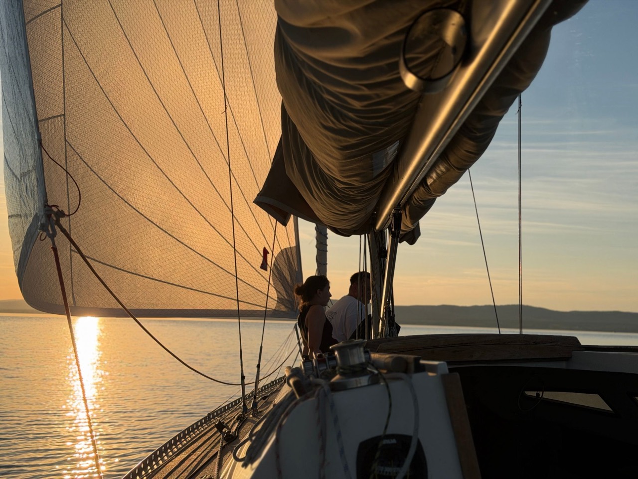 Vitorlázás a Balatonon a Jackpot fedélzetén