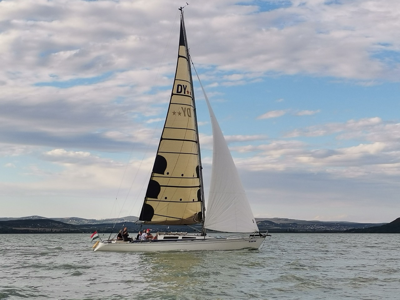 Vitorlázás a Balatonon a Jackpot fedélzetén